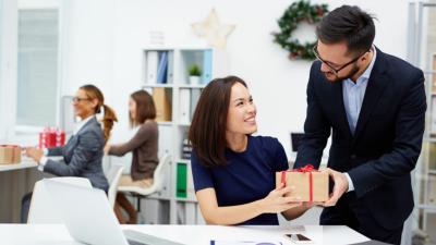 7 Rekomendasi Hadiah untuk Karyawan Resign yang Pasti Berkesan! 