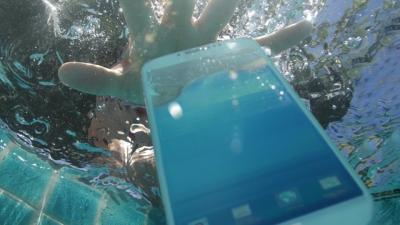 Simak Bahaya HP Kemasukan Air yang Sering Diabaikan