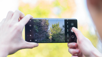 5 HP dengan Triple Kamera Terbaik Buat Bikin Foto Makin Keren