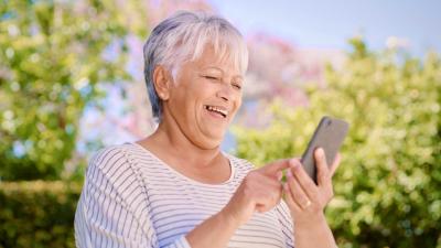 5 Rekomendasi HP untuk Orang Tua, Punya Layar Besar & Fitur Lengkap