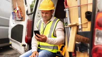 Tips Memilih HP untuk Pekerja Lapangan yang Aman Digunakan