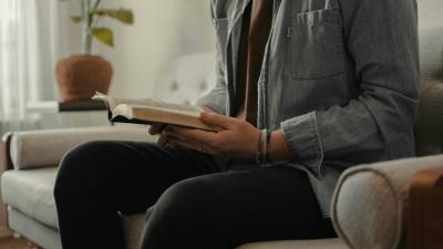 Ingin Bangun Kebiasaan Membaca Buku? Ini Sejumlah Manfaat Baiknya!