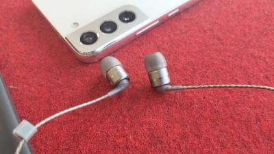 Sejumlah Kelebihan Earphone Kabel Dibanding TWS, Lebih Praktis!