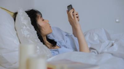 Hentikan Kebiasaan Main HP Sambil Tiduran, Ini 5 Dampak Negatifnya