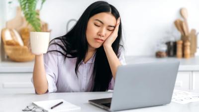 7 Makanan Penghilang Kantuk Selain Kopi, Harus Stok di Tempat Kerja!