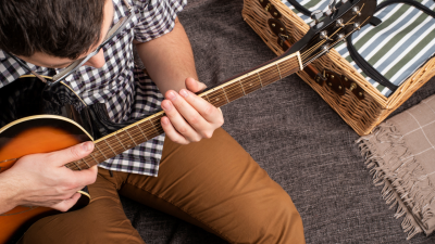 5 Manfaat Bermain Alat Musik untuk Menjaga Kesehatan Mental