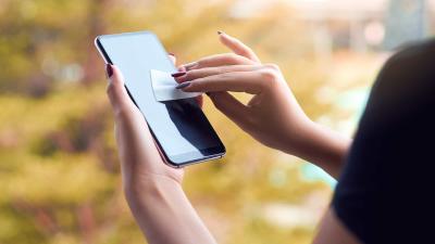 Cara Membersihkan Layar HP dengan Aman, Cegah Kerusakan