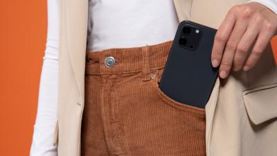 Apakah Mengantongi HP Terlalu Lama Berbahaya? Ini Jawabannya!