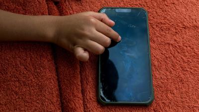 7 Cara Mengatasi Layar HP Berminyak Hingga Bersih & Tanpa Baret