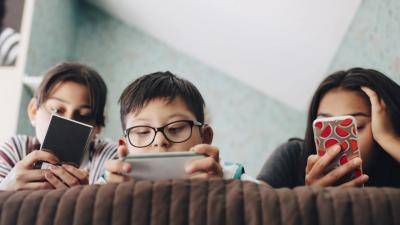 5 Cara Mengontrol HP Anak, Bisa Bikin Orang Tua Lebih Tenang