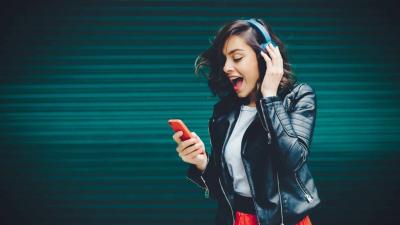 Sedang Tren Outfit Skena, Ini 5 Gadget yang Sering Dipakai