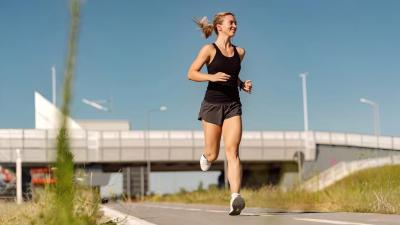 7 Inspirasi Outfit Lari Wanita yang Nyaman Tapi Tetap Stylish! 