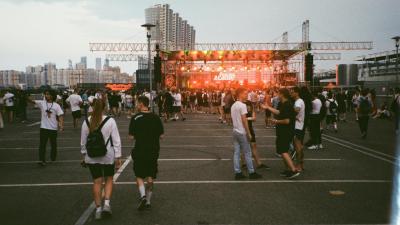 7 Ide Outfit Nonton Festival Musik yang Nyaman Tapi Tetap Stylish