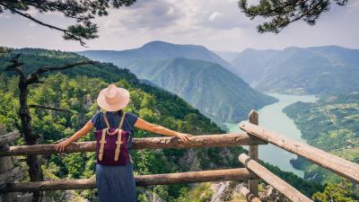 5 Tips Foto Travelling Pakai HP Biar Terlihat Profesional