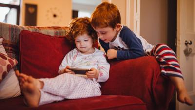 5 Cara Mengatur Waktu Bermain HP Anak Agar Tetap Ideal & Terkontrol 