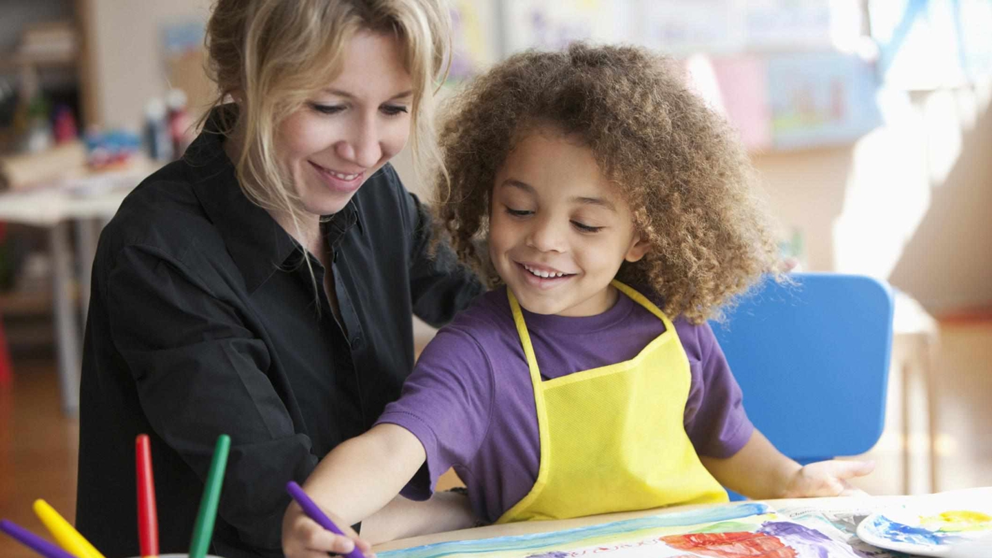 Apa Itu Terapi Seni? Pakai Tanah Liat Hingga Melukis