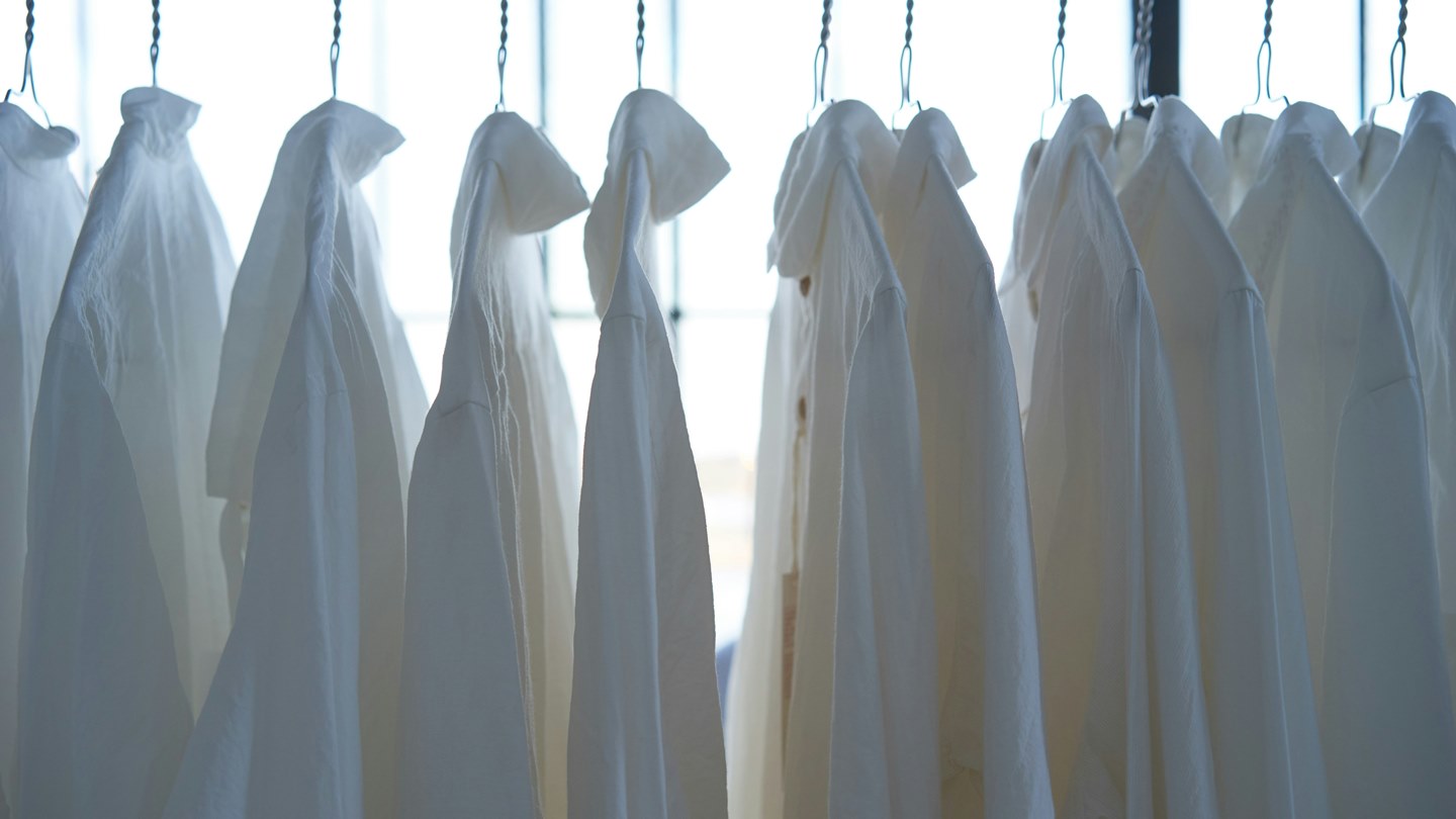 7 Tips Cuci Baju Putih Biar Tetap Bersih saat Dikenakan