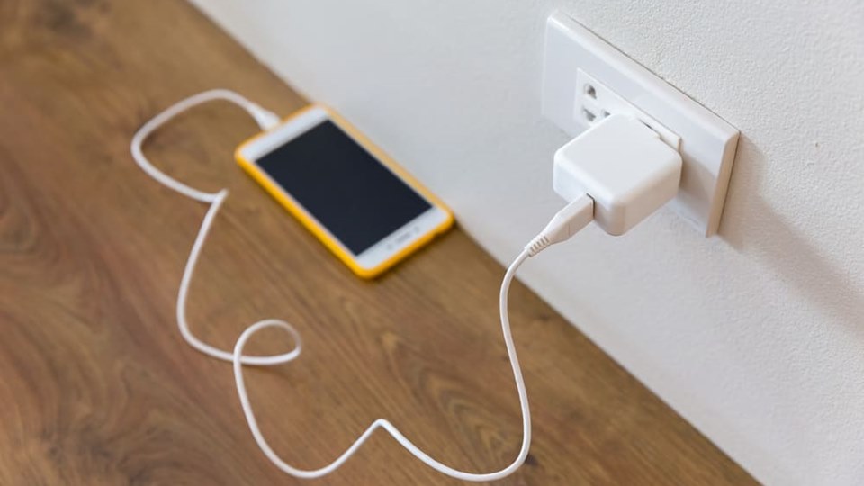 Tips Charge HP untuk Menghindari Overcharging yang Bikin Rusak