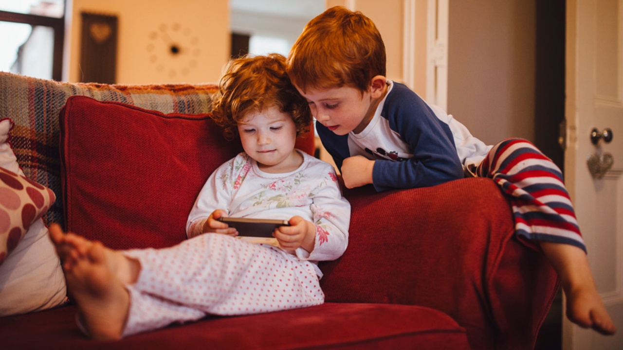 5 Cara Mengatur Waktu Bermain HP Anak Agar Tetap Ideal & Terkontrol 